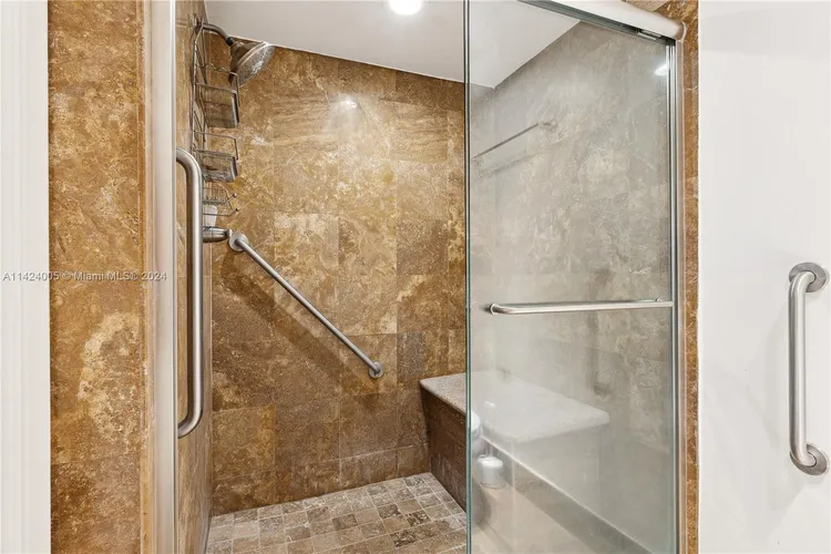 Villa Regina Condo #402 image #10