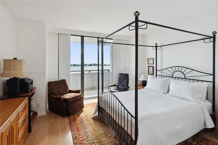 Villa Regina Condo #402 image #11