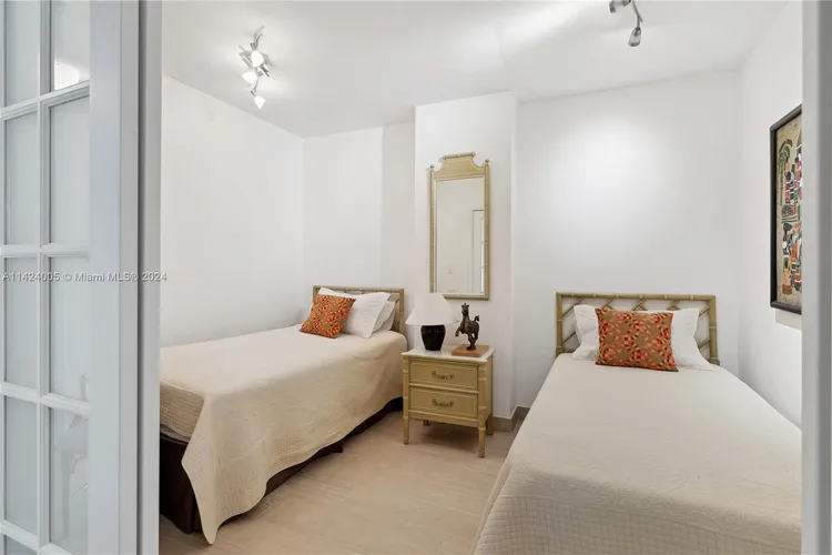 Villa Regina Condo #402 image #13