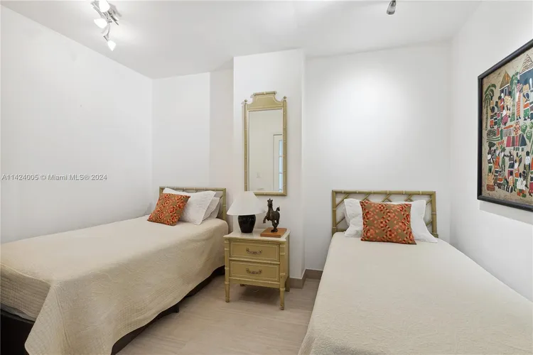 Villa Regina Condo #402 image #14