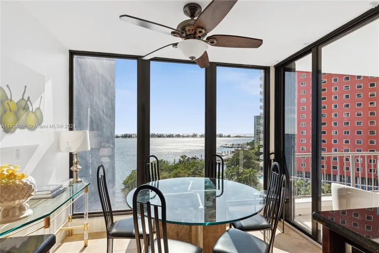 Villa Regina Condo #402 image #6