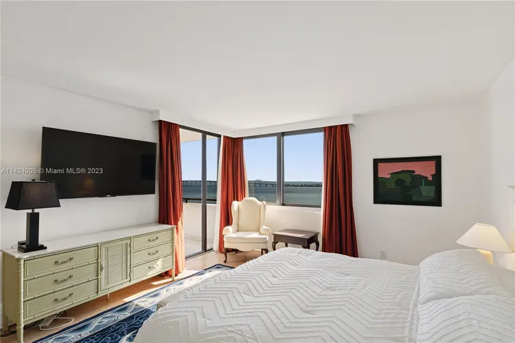 Villa Regina Condo #402 image #7