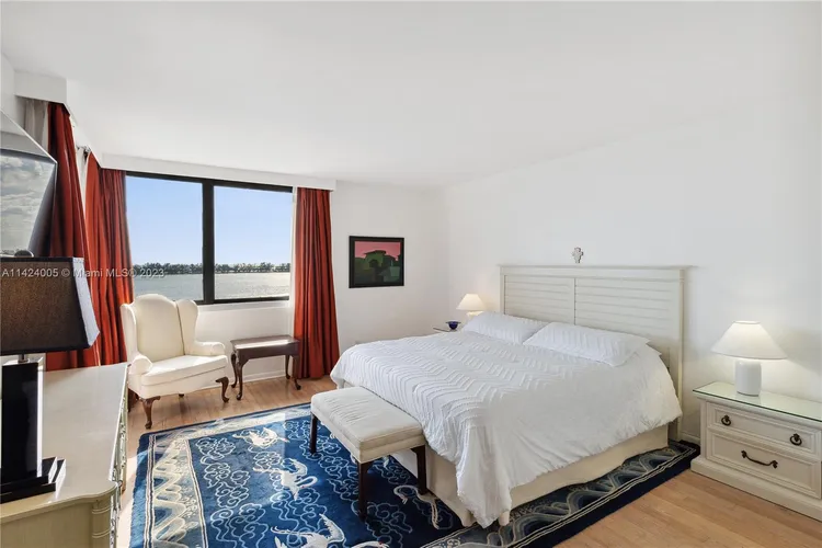Villa Regina Condo #402 image #8
