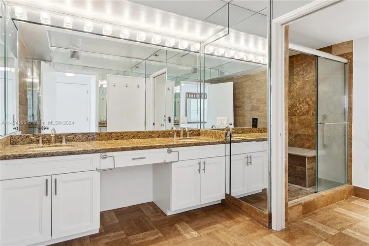 Villa Regina Condo #402 image #9