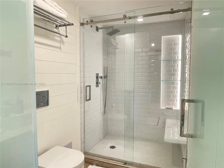 Commodore Club West #809 image #11