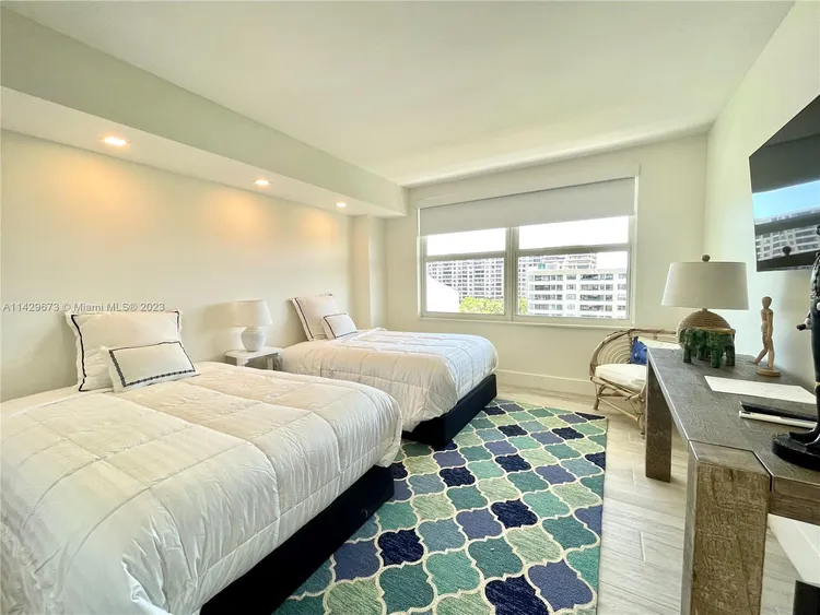 Commodore Club West #809 image #12