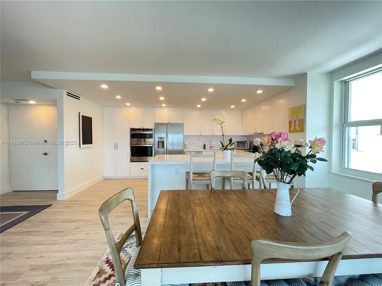 Commodore Club West #809 image #6