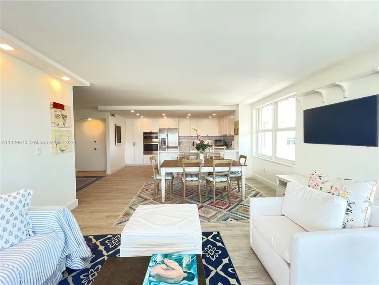 Commodore Club West #809 image #7