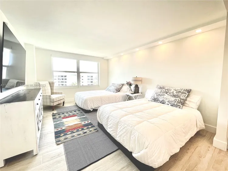 Commodore Club West #809 image #9