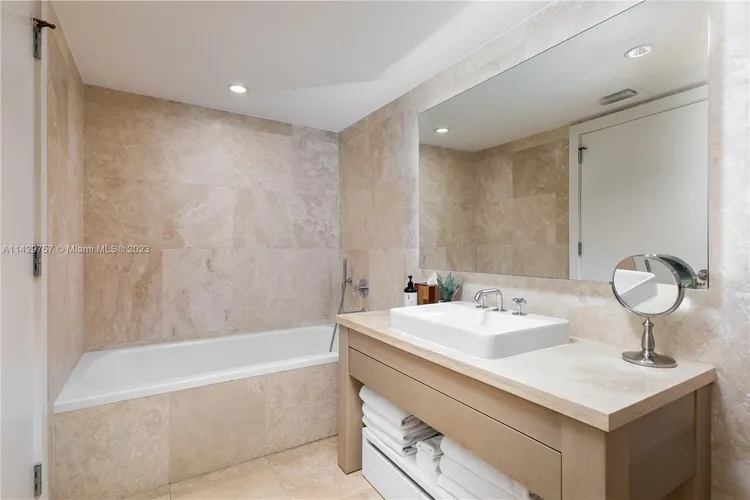 1 Hotel & Homes #1013 image #32