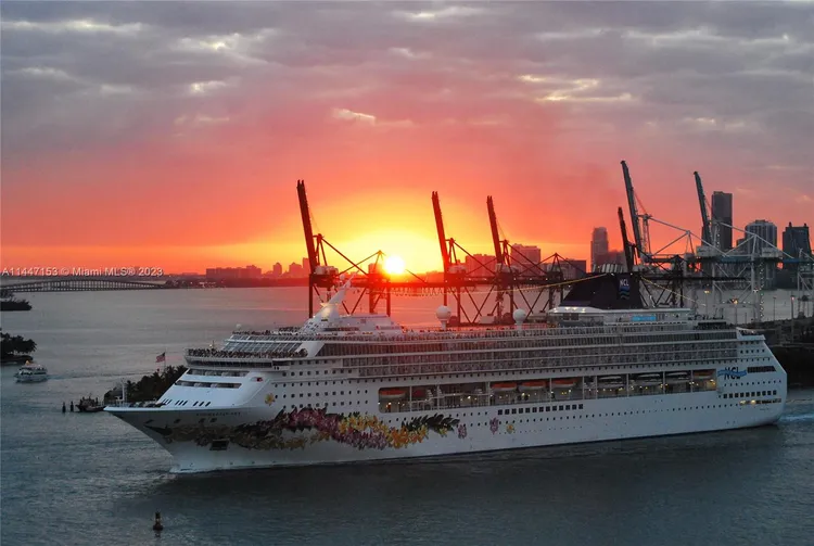 Yacht Club at Portofino #2306 image #13