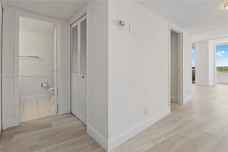 King Cole #917 image #20