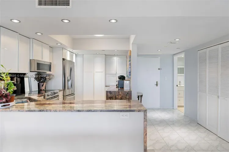 Champlain Towers East #11E image #12