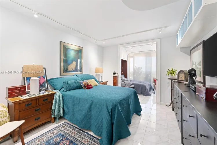 Champlain Towers East #11E image #22