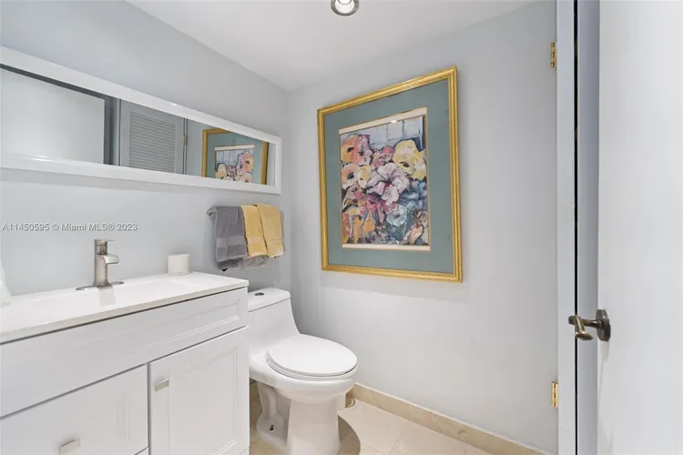 Champlain Towers East #11E image #24