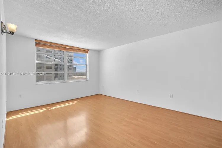 Commodore Plaza - Century #504 image #10