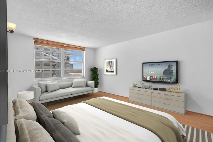 Commodore Plaza - Century #504 image #11