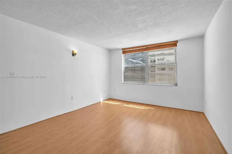 Commodore Plaza - Century #504 image #12