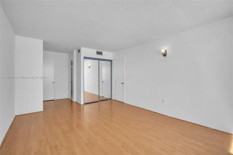 Commodore Plaza - Century #504 image #13