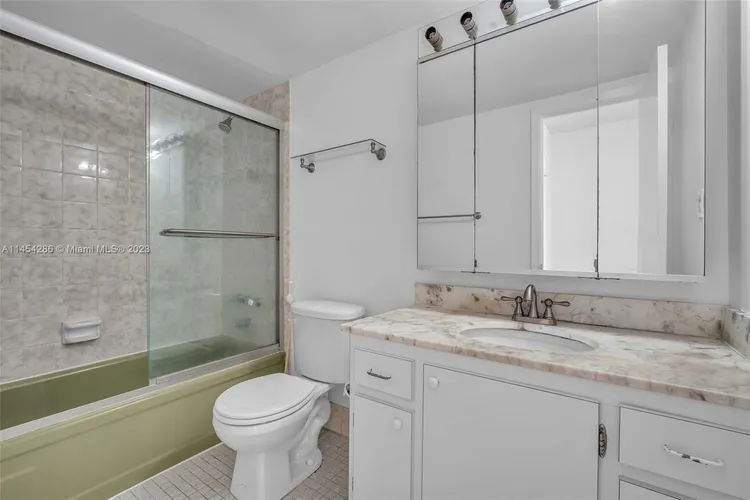 Commodore Plaza - Century #504 image #15