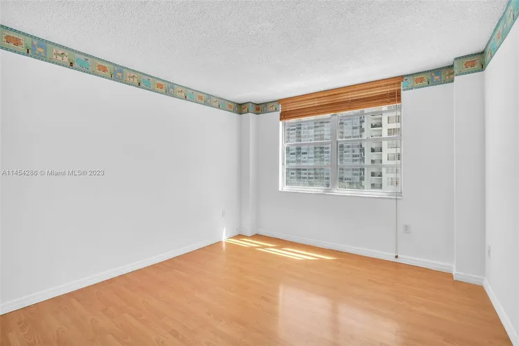 Commodore Plaza - Century #504 image #16