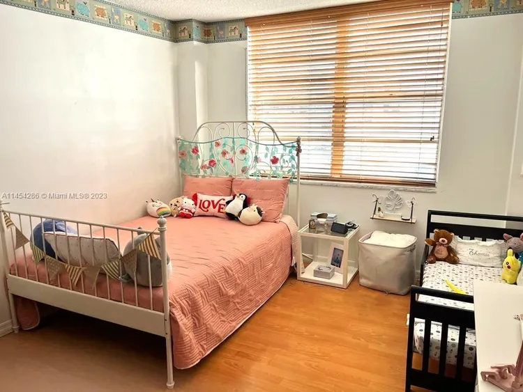 Commodore Plaza - Century #504 image #17