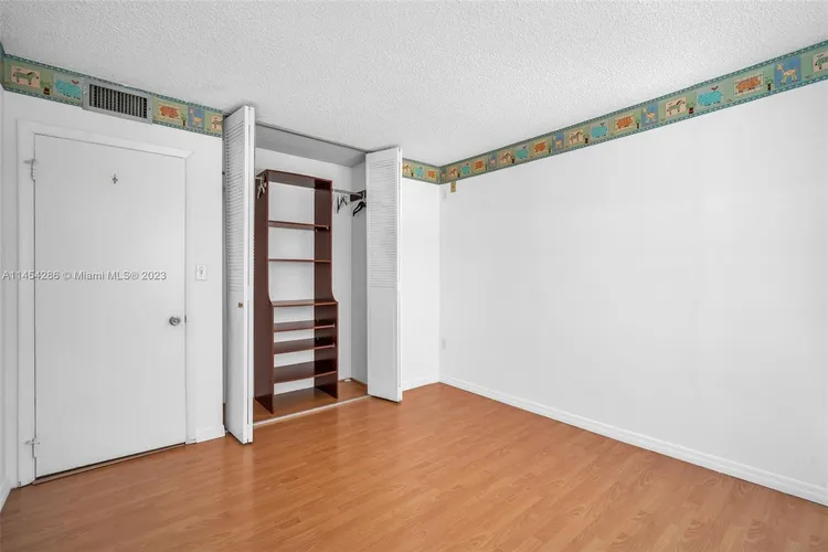 Commodore Plaza - Century #504 image #18