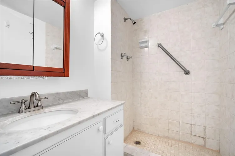 Commodore Plaza - Century #504 image #19