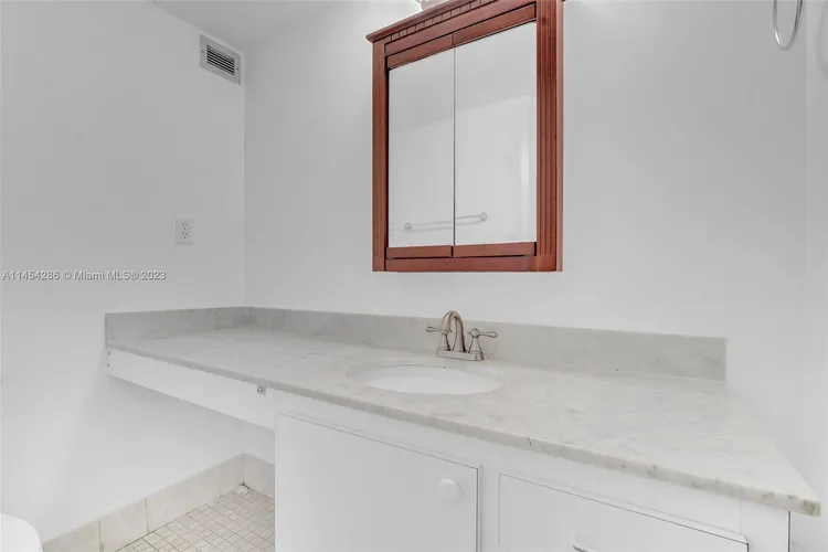 Commodore Plaza - Century #504 image #20