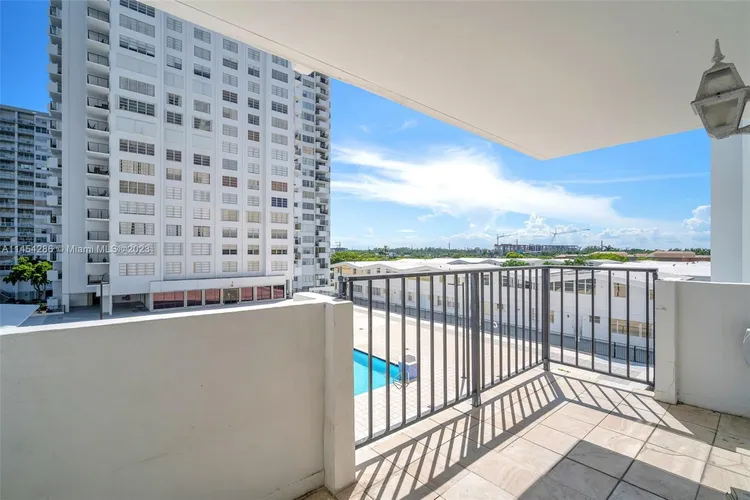 Commodore Plaza - Century #504 image #21