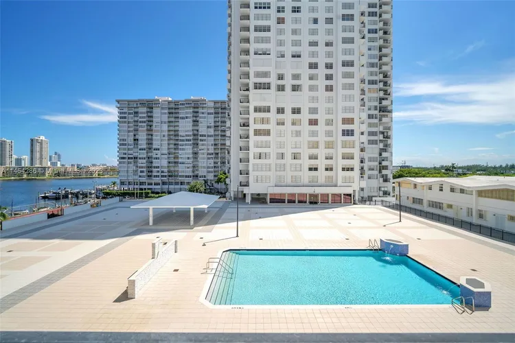 Commodore Plaza - Century #504 image #22