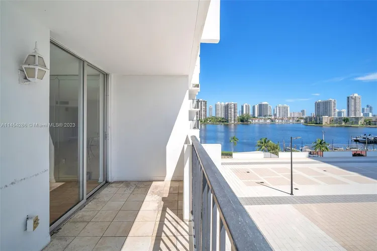 Commodore Plaza - Century #504 image #23