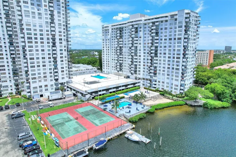 Commodore Plaza - Century #504 image #24