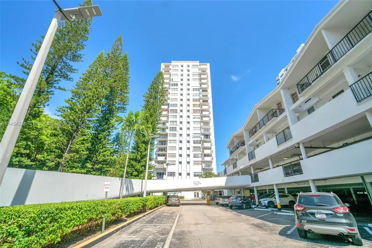 Commodore Plaza - Century #504 image #38