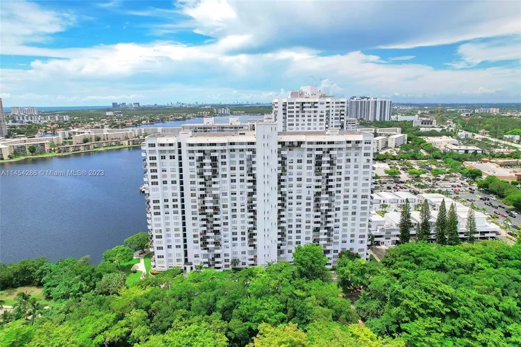 Commodore Plaza - Century #504 image #40