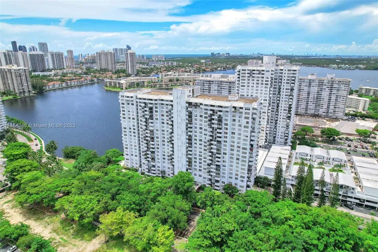 Commodore Plaza - Century #504 image #41