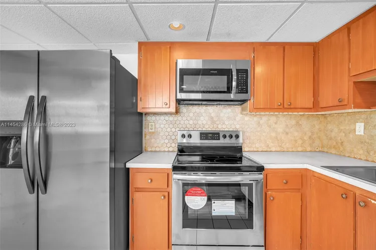 Commodore Plaza - Century #504 image #6