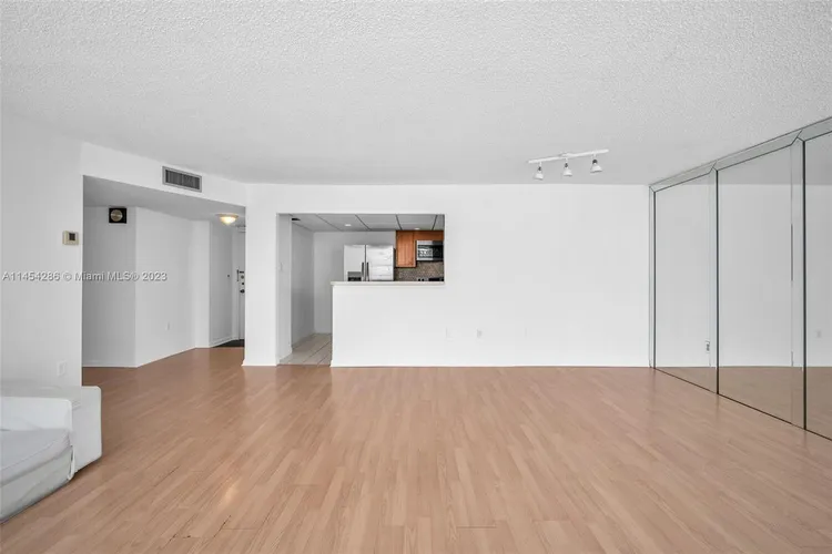 Commodore Plaza - Century #504 image #7