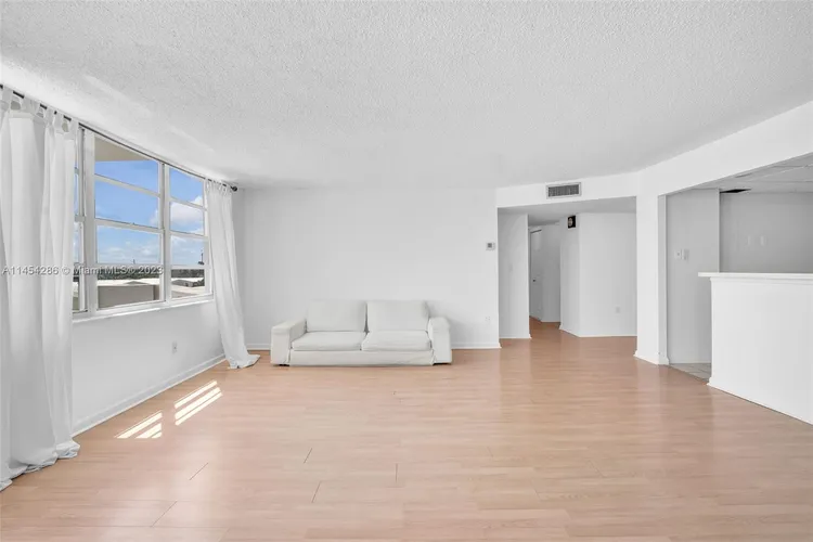 Commodore Plaza - Century #504 image #8