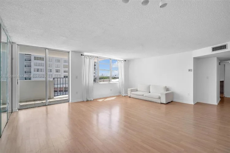 Commodore Plaza - Century #504 image #9