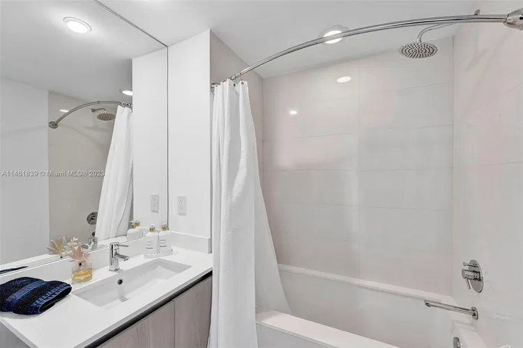 One Paraiso #4703 image #16