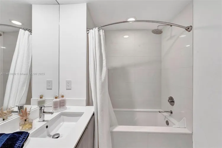 One Paraiso #4703 image #35