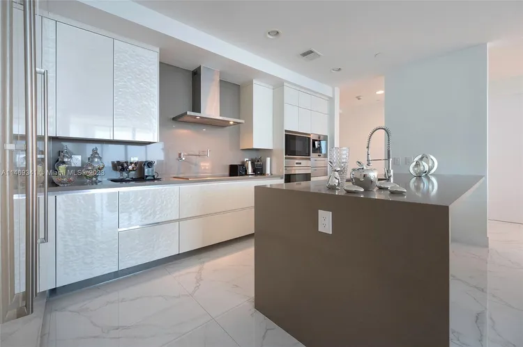 Chateau Beach Residences #1401 image #18