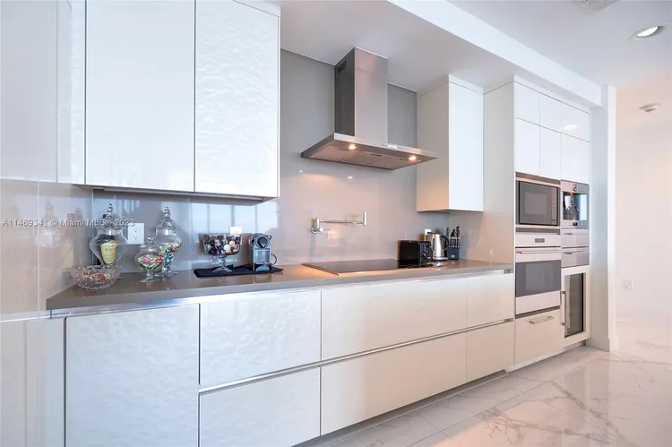 Chateau Beach Residences #1401 image #19