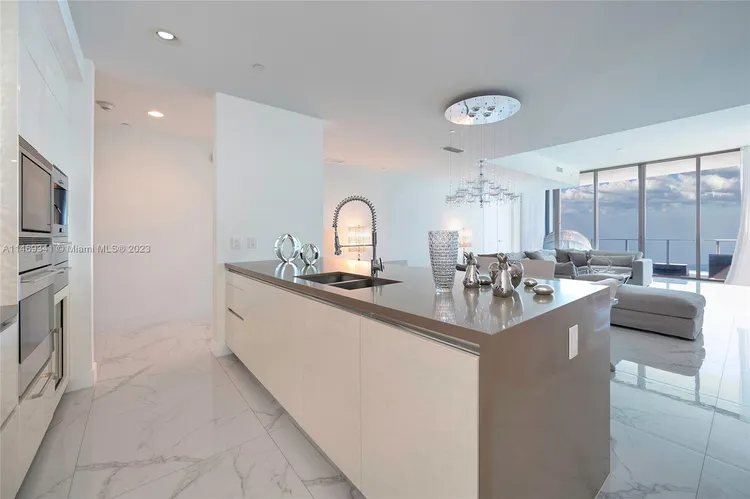 Chateau Beach Residences #1401 image #21