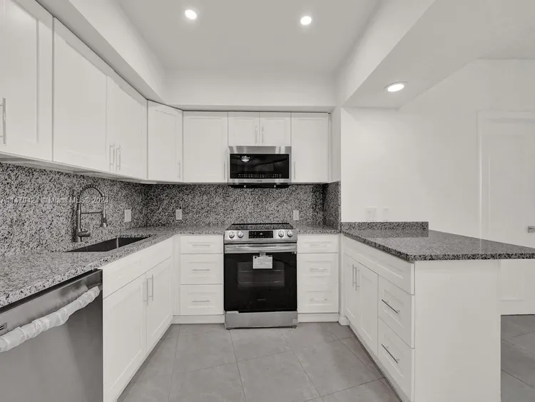 Hamptons West #710 image #24