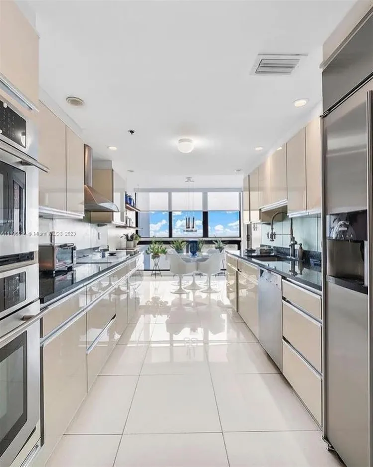 Villa Regina Condo #1803 image #12