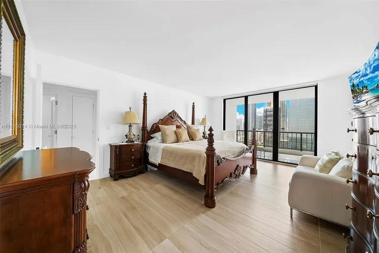 Villa Regina Condo #1803 image #16