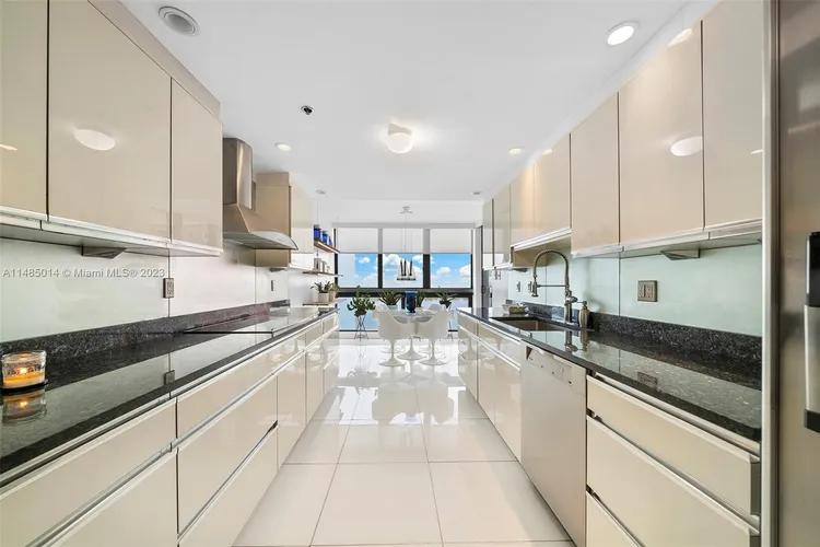 Villa Regina Condo #1803 image #32