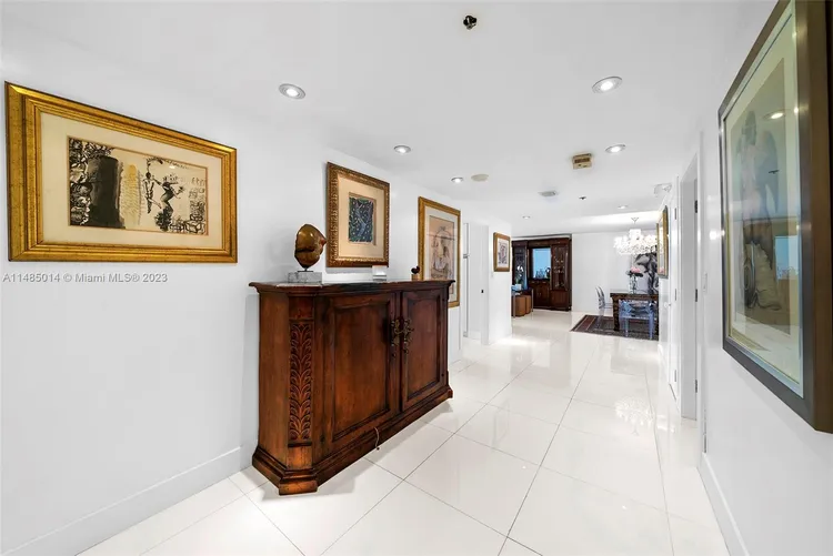 Villa Regina Condo #1803 image #9